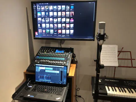 Studio 44keys：ミキサーとマイク