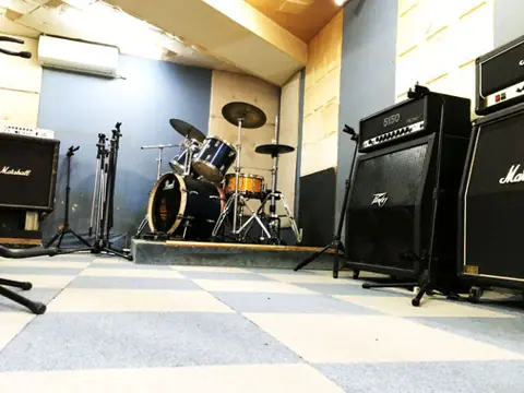 STUDIO 5150：Cスタジオ、ドラムとアンプ