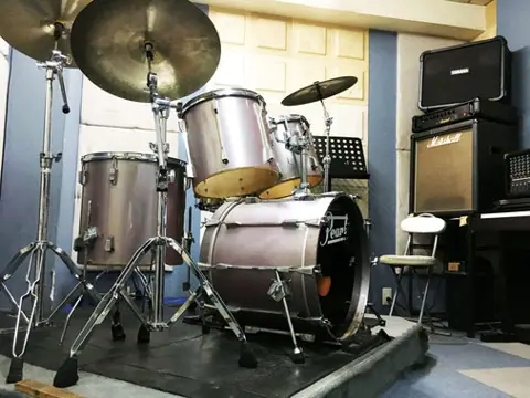 STUDIO 5150：Aスタジオ、ドラムとアンプ