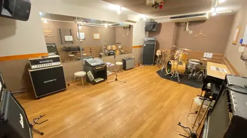 スタジオアクト町田（STUDIO ACT）：ドラムとアンプのある練習室