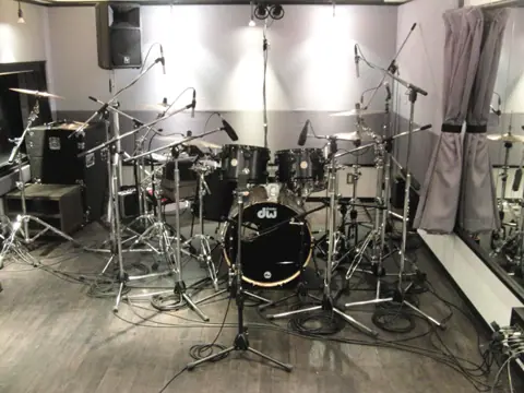 Studio Akseli（スタジオ・アクセリ）：ドラムとマイクスタンドのある練習室