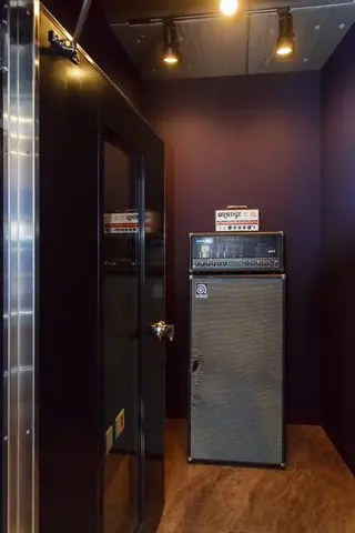 スタジオエリアーナ：アンプのあるブース