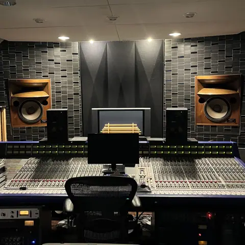 STUDIO ARNEST（コンソールとスピーカーのあるコントロールルーム）