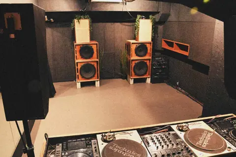 studio Bapple（スタジオバップル）：スピーカーとDJ機材のあるスタジオ