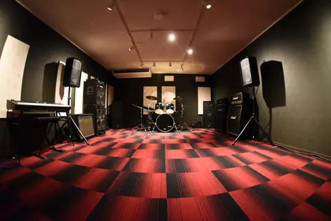 music studio BASE(ドラムとアンプのある練習室)