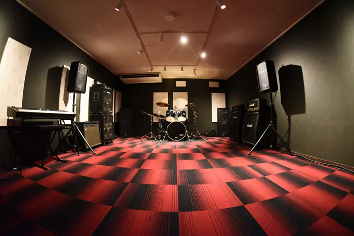 music studio BASE（ドラムとアンプのある練習室）
