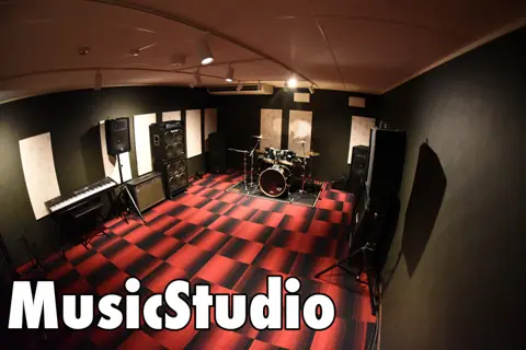 music studio BASE：ドラムとアンプのある練習室
