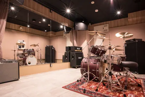 STUDIO BAYD 高円寺店：ドラムとアンプのある練習室