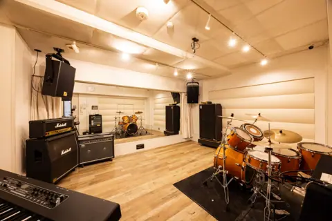 STUDIO BAYD 高輪店(ドラムとアンプのある練習室)