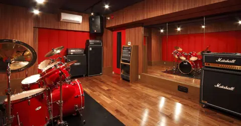 STUDIO BAYD 高輪店：ドラムとアンプのある練習室