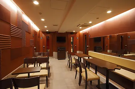 STUDIO BAYD 高輪店：ロビーのテーブル席