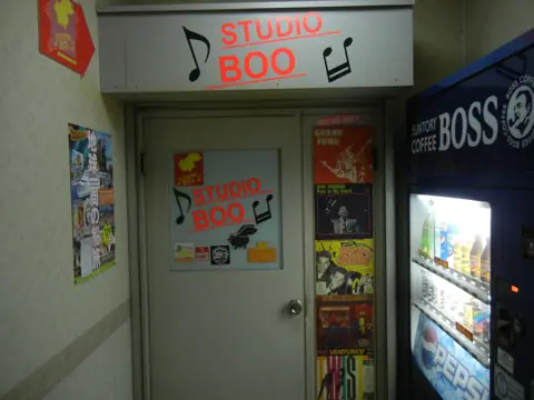 スタジオ ブー (STUDIO BOO)(スタジオ入口のドアと看板)