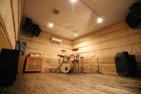 Studio Calling(Aスタジオ(ドラムとアンプ))