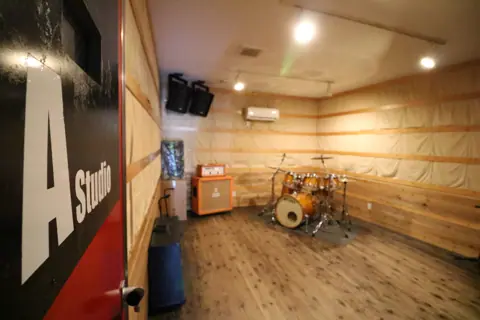 Studio Calling：Aスタジオの入口と室内
