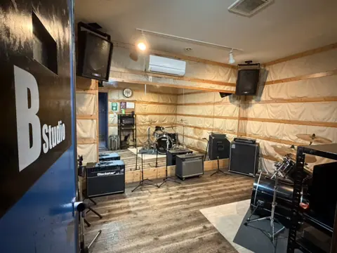 Studio Calling：Bスタジオの入口と室内