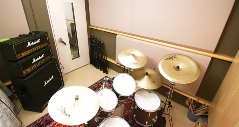 Studio CANTERA（スタジオ カンテラ）：ドラムとアンプのある練習室