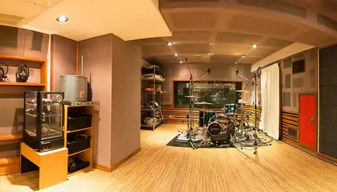 Studio Cooper スタジオクーパー(ドラムセットのあるレコーディングルーム)