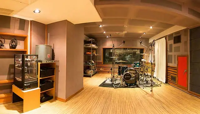 Studio Cooper スタジオクーパー（ドラムセットのあるレコーディングルーム）