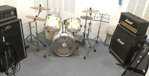 スタジオキューブ(ドラムとアンプのある練習室)