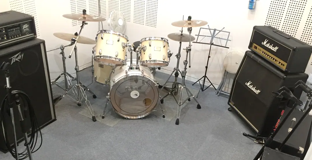 スタジオキューブ（ドラムとアンプのある練習室）