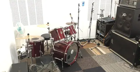 スタジオキューブ：ドラムとアンプのある練習室