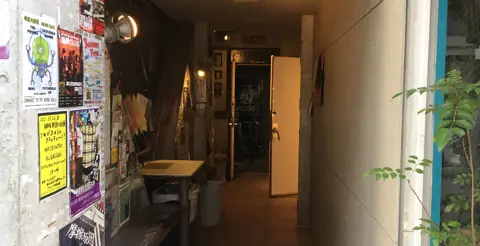 スタジオキューブ：建物の入口