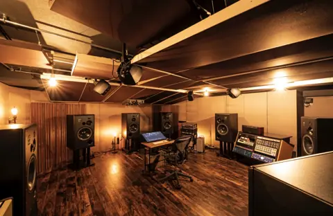 STUDIO Dede：モニタースピーカーと機材のある部屋