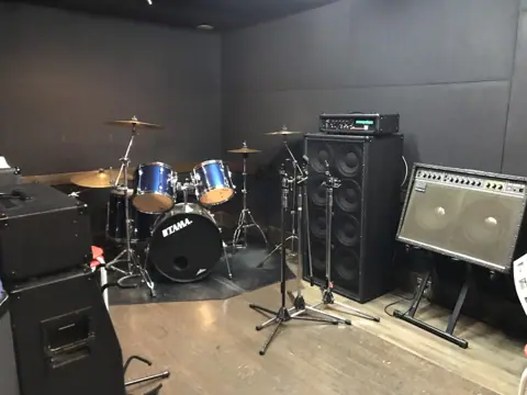 Studio DIVO(ドラムとアンプのある練習室)