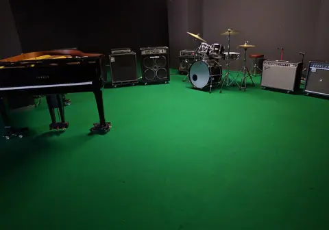 studioEMF（スタジオイーエムエフ）：グランドピアノとドラムのあるスタジオ