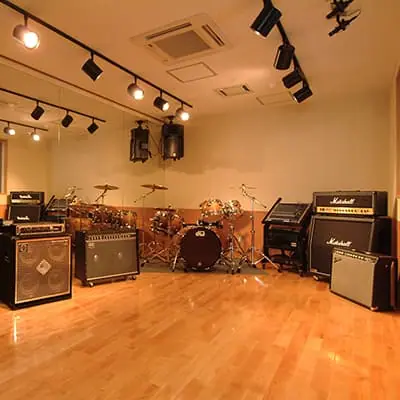 STUDIO ETUDE(スタジオエチュード 伊勢)(ドラムとアンプが並ぶスタジオ)