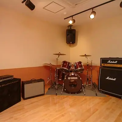 STUDIO ETUDE（スタジオエチュード 伊勢）：ドラムとアンプのある部屋