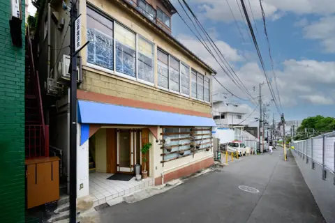 STUDIO楽 白楽店：建物の外観