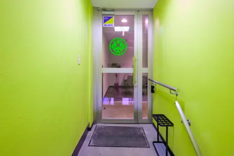 STUDIO楽 白楽店：入口