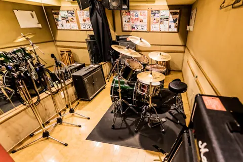 STUDIO GOODMAN AKIBA(スタジオ グッドマン アキバ):ドラムとアンプのある練習室
