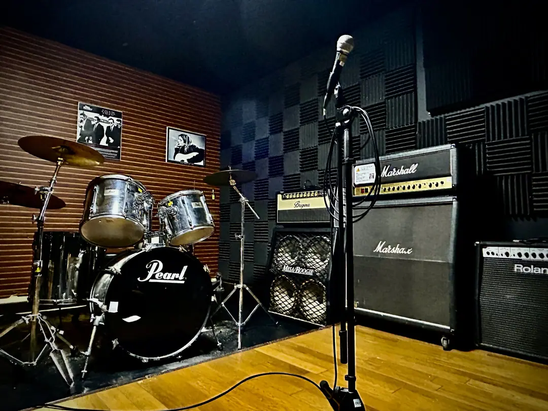 音楽スタジオヒル(STUDIO HILL)(ドラムとアンプのある練習室)