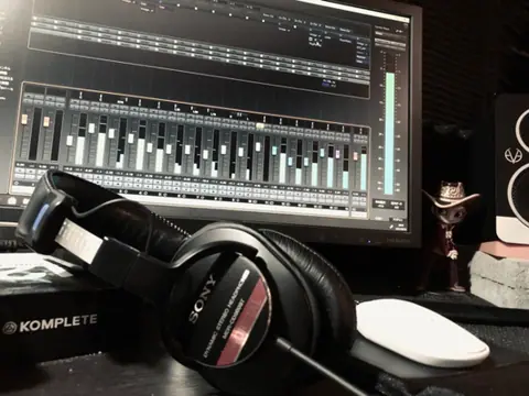 音楽スタジオヒル（STUDIO HILL）：録音用のモニターとヘッドホン