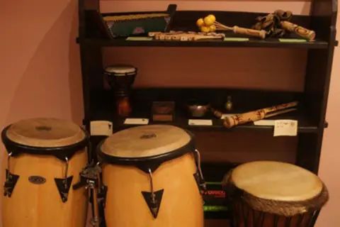 studio home：コンガなどの打楽器