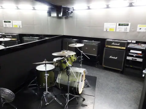 STUDIO ICC（スタジオアイシーシー）（ドラムとアンプのある練習室）
