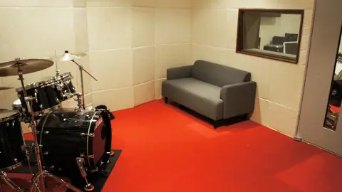 studio INO(ドラムとソファのある録音スタジオ)