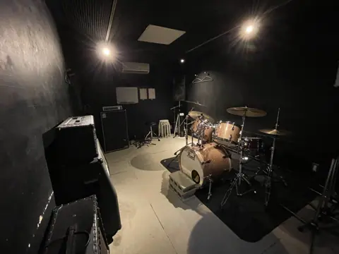 STUDIO IZ：ドラムのある黒い壁の練習室