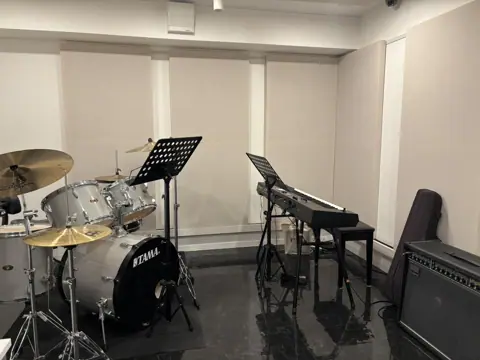 Studio.K（レンタル音楽スタジオ）：ドラムとキーボードのある防音スタジオ