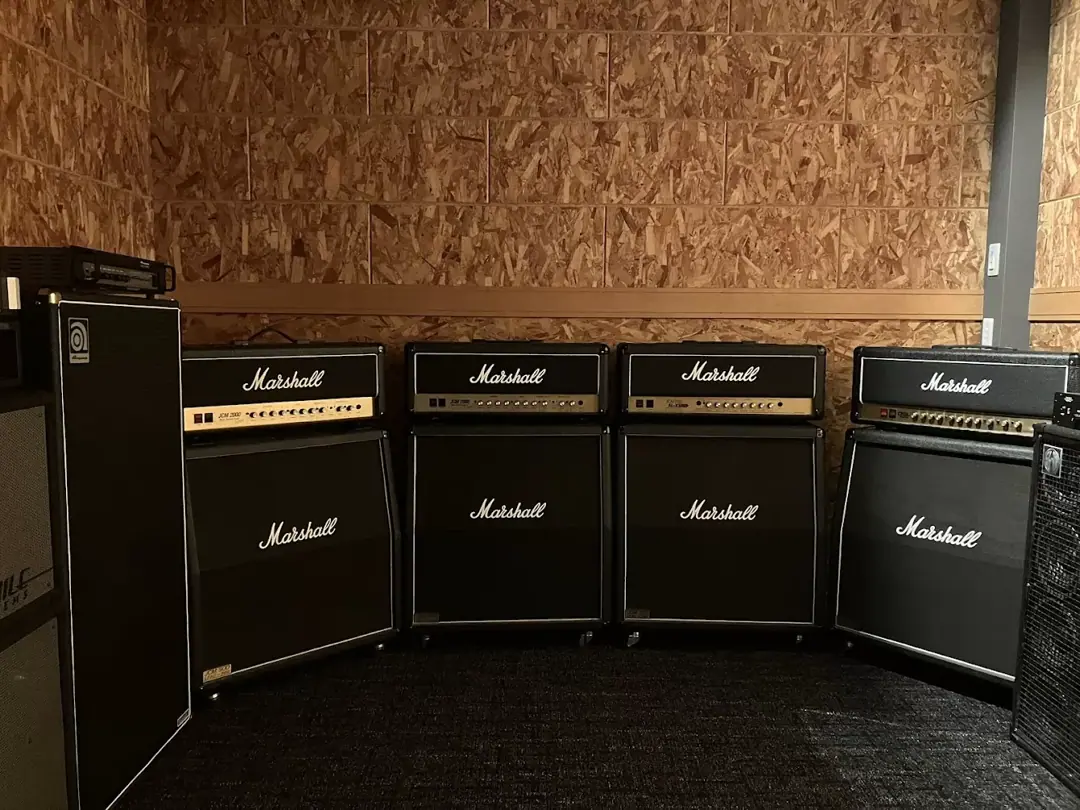 STUDIO K(Marshallのアンプが並ぶC_Studio)