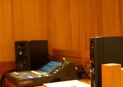 STUDIO K：ミキサーとモニタースピーカー