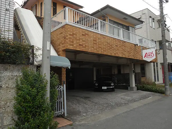 STUDIO KENT ファミマ裏スタジオ(建物の外観と看板)