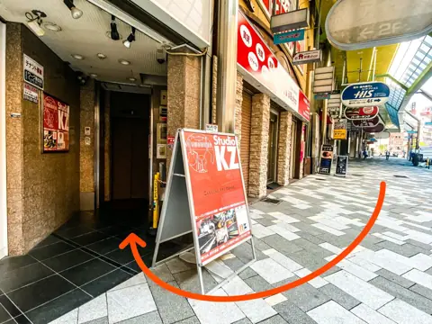 スタジオKZ 三宮：入口と看板