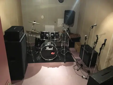 ミュージックスタジオ・レイジー(陣原LAZY)(ドラムとアンプのある練習室)