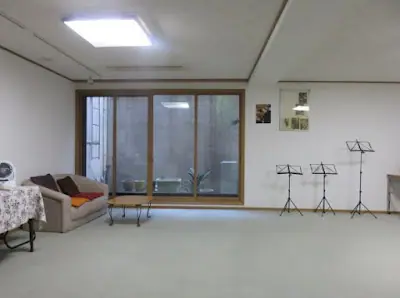Studio Lenny（スタジオ・レニー）（譜面台のある広い室内）