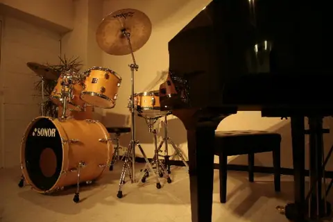 STUDIO LUNA:ドラムセットとグランドピアノ