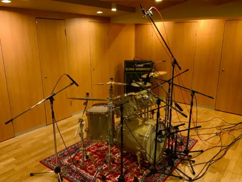 Studio M:ドラムセットのある録音室