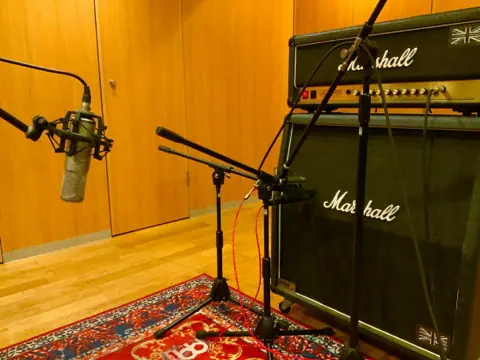 Studio M:マーシャルのアンプとマイク